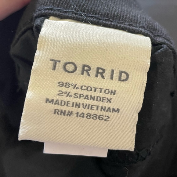 TORRID SKINNY SHORT SHORTS - BLACK WASH WITH SQUARE POCKETS - Picture 4 of 4